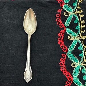 1847 Rogers Elegant sugar Spoon Remembrance. (Mlb)